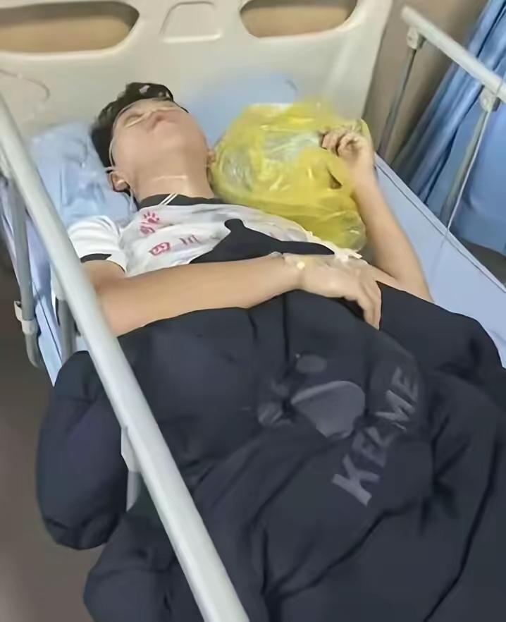 太嚣张了！宜宾球员赛场掌掴致对手昏迷抽搐，被罚禁赛36个月！网友怒喊“追刑责”