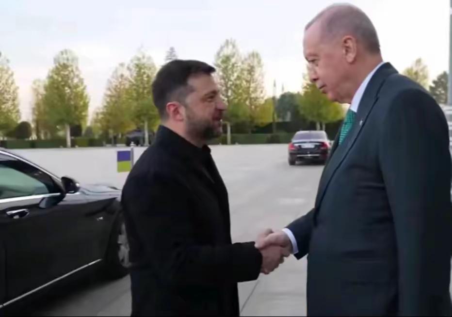 《金融时报》最新消息，当地时间19日，乌克兰总统泽连斯基，在土耳其明确表态，拒绝