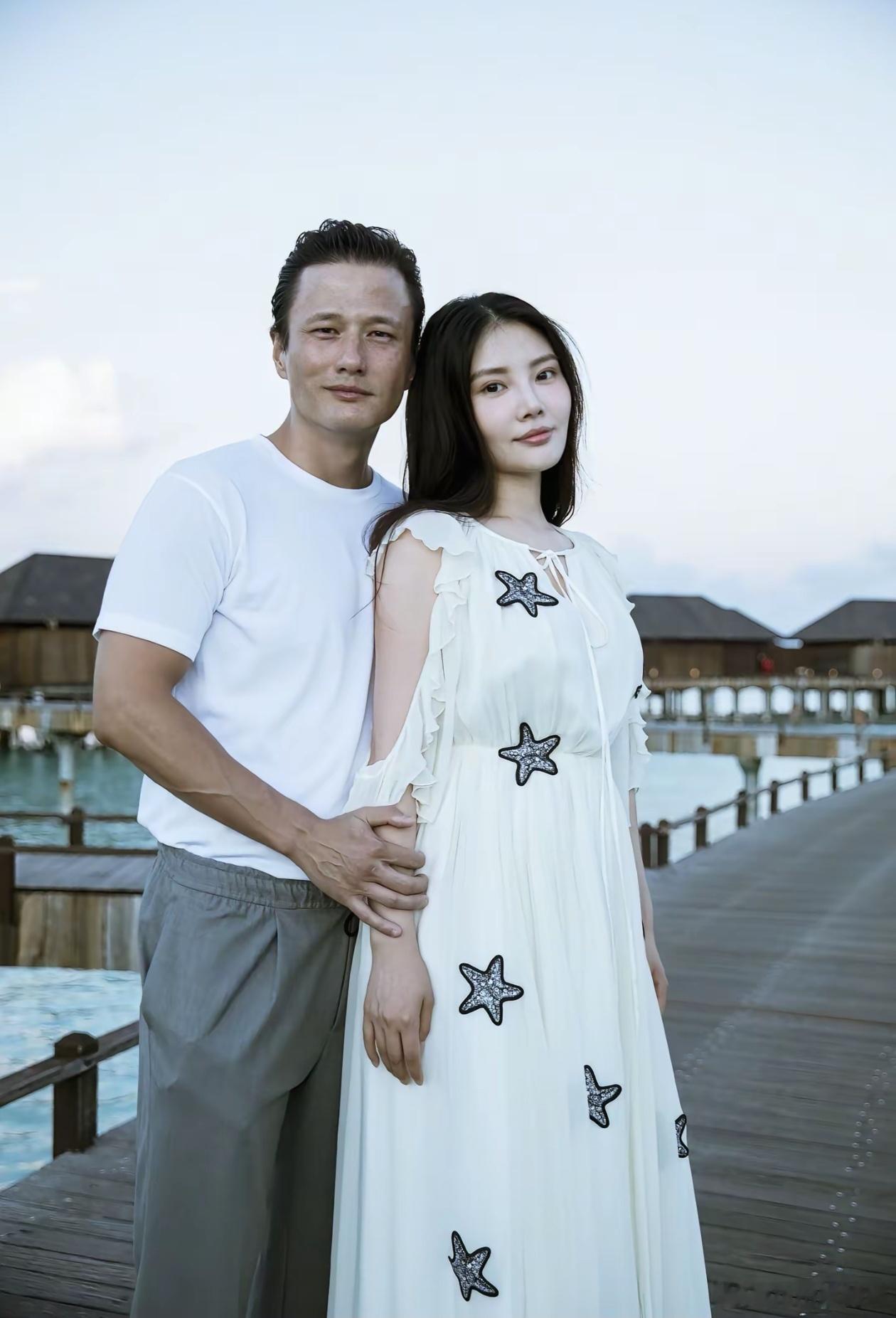 这对太会撒糖！尹子维目光黏人，身体下意识向徐冬冬倾斜，明目张胆的偏爱太上头～ 