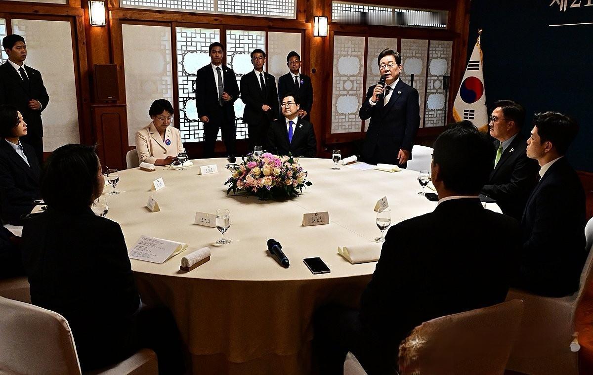 李在明就任的第一次午餐与朝野
各代表一起。
国会议长，六大在野党党首出席。
李在