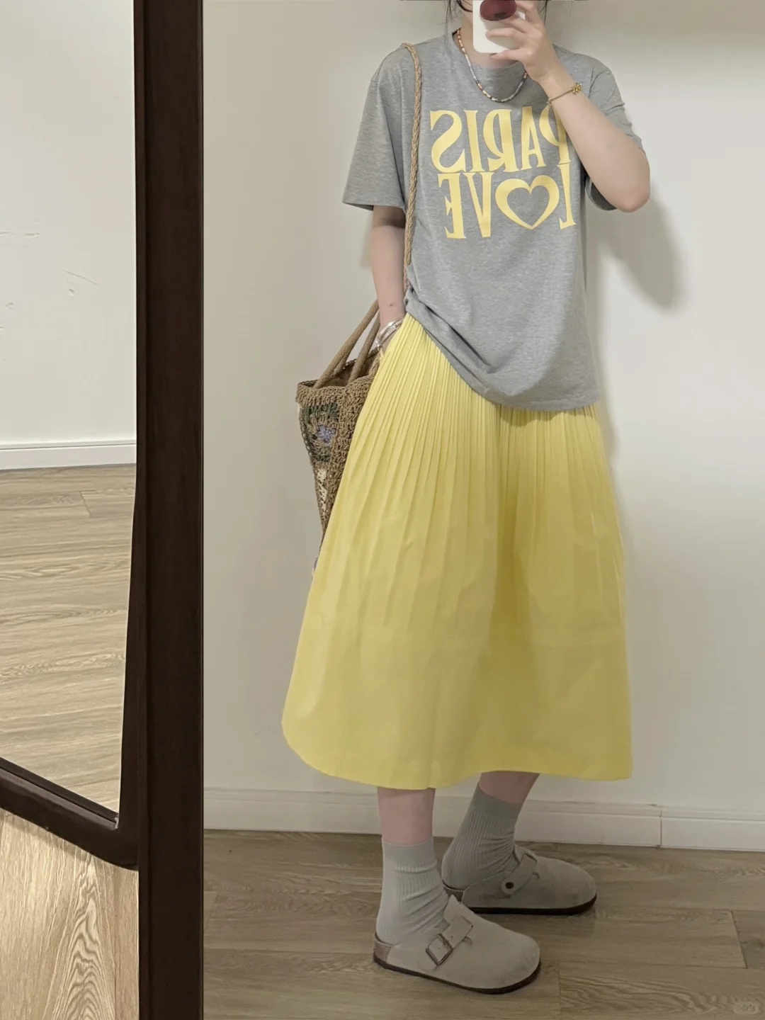 慵懒夏日穿搭｜灰字母T恤+柠檬黄半裙+草编包