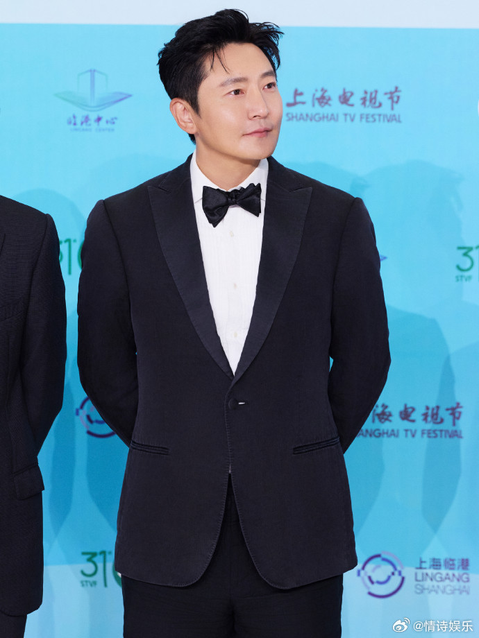 建议郭京飞黑西装半永久郭京飞黑西装贵气感 谁再说郭京飞长得接地气，白玉兰内场这套