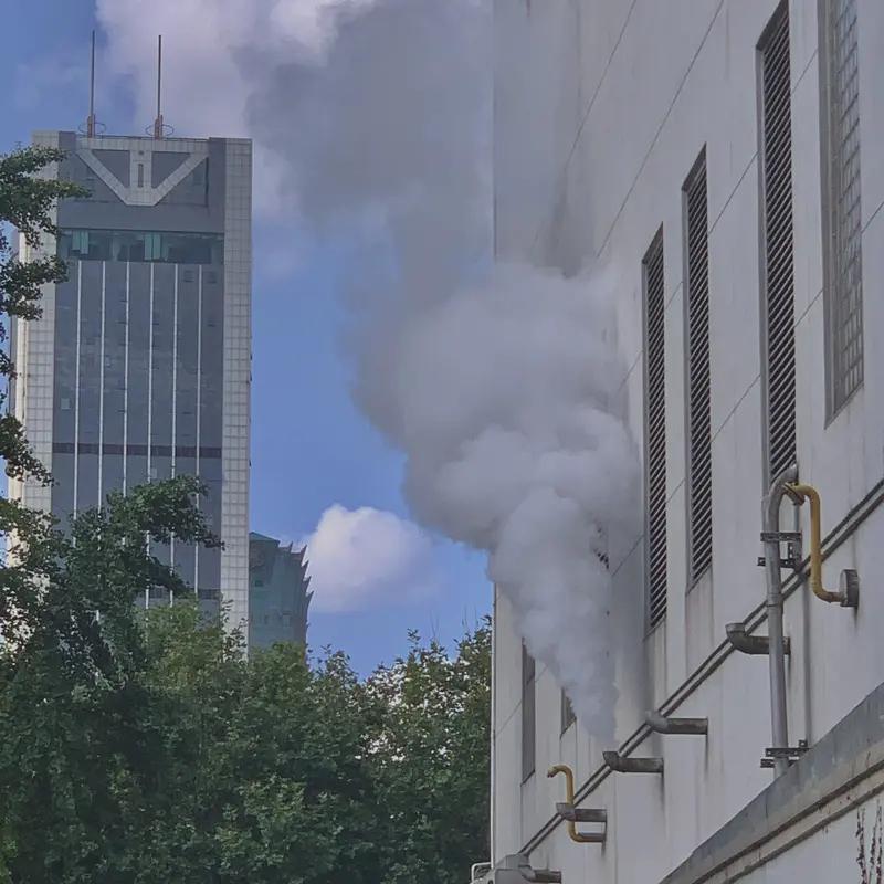连云港小区，浓烟滚滚从窗户翻涌出来，救援中母女二人从四楼坠入

2026年7月2