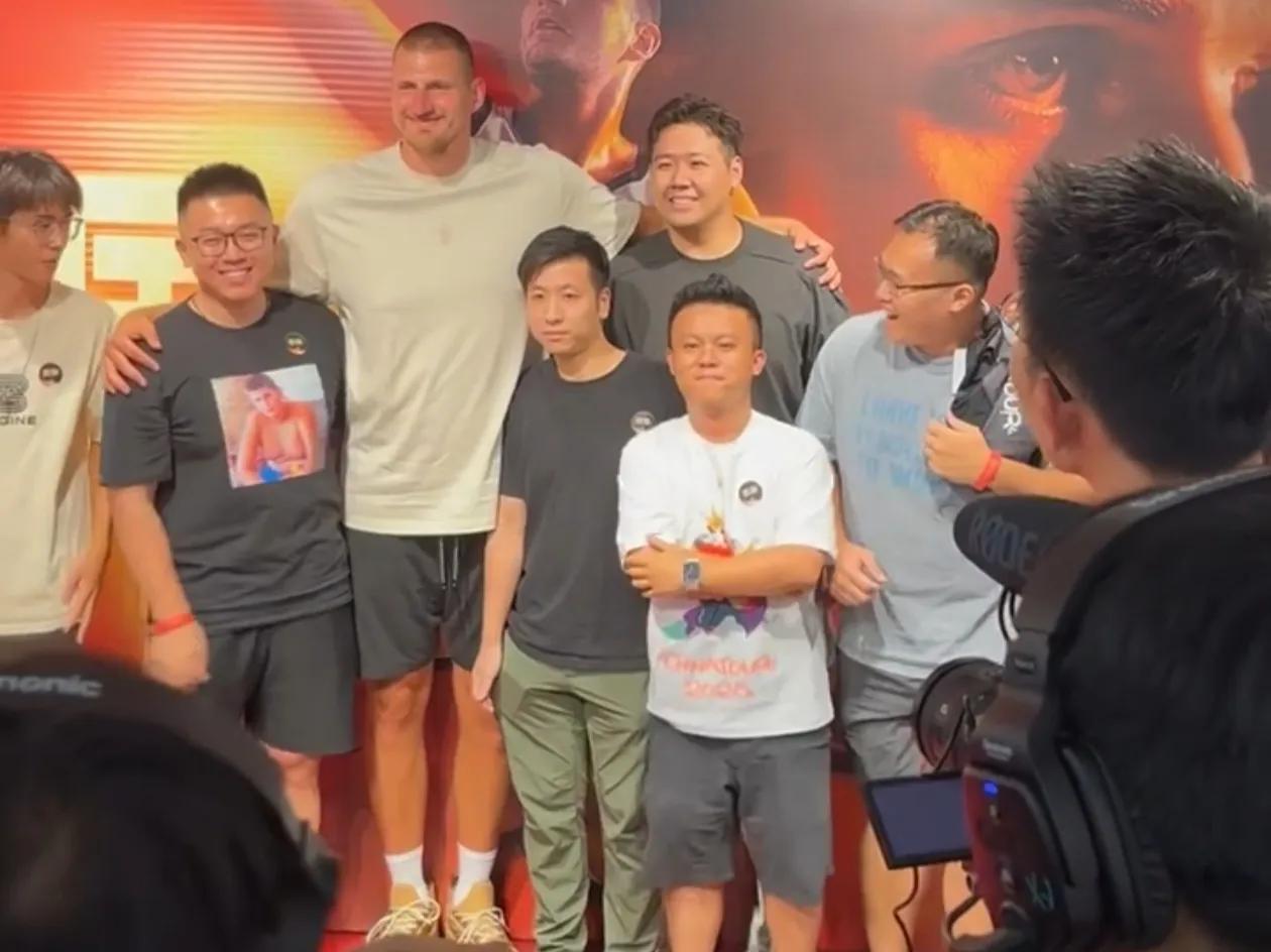 约基奇笑得合不拢嘴，中国球迷真的太会搞事了！

正在中国参加活动的约基奇每天忙着