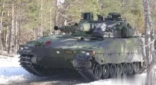 从去年开始，斯德哥尔摩就不断的在说要向基辅提供CV90步兵战车，但是几个月过去了
