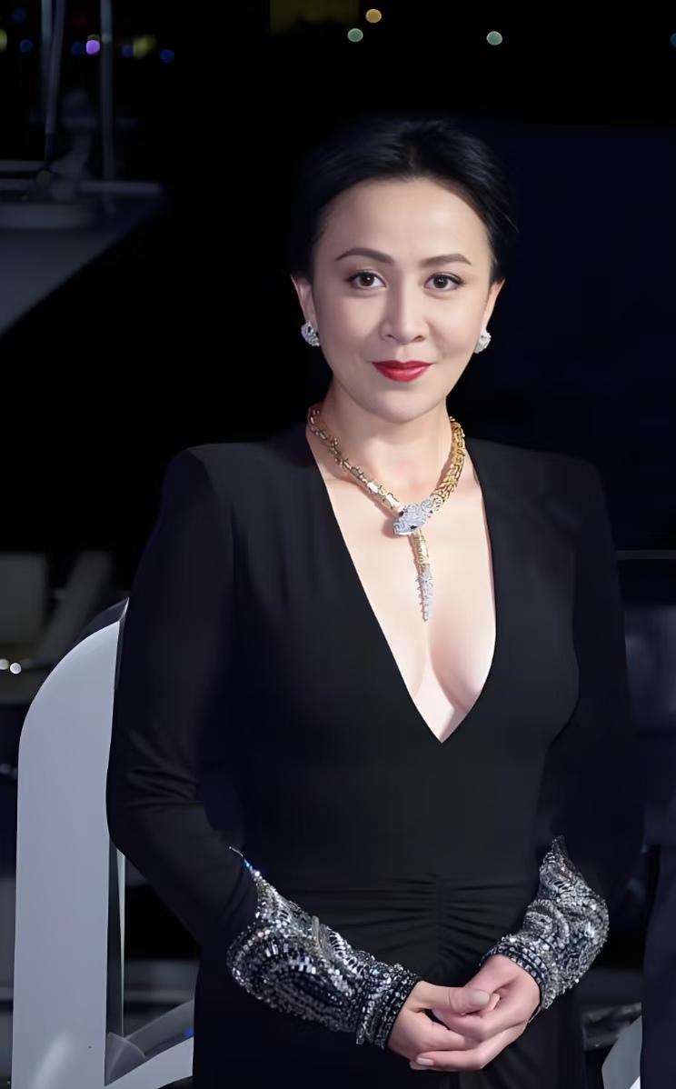 中国香港老牌女神刘嘉玲保养的真好真羡慕她的身材和气质👍什么样的女生最受男人欣赏