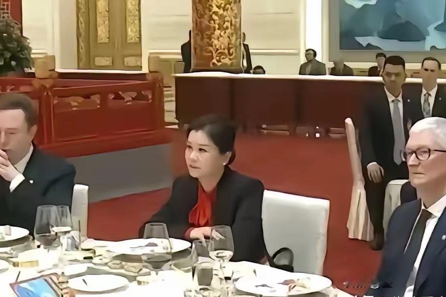 很多人好奇，坐在马斯克和库克中间这位坐女强人是谁？
一查不知道，查了吓一跳，这就