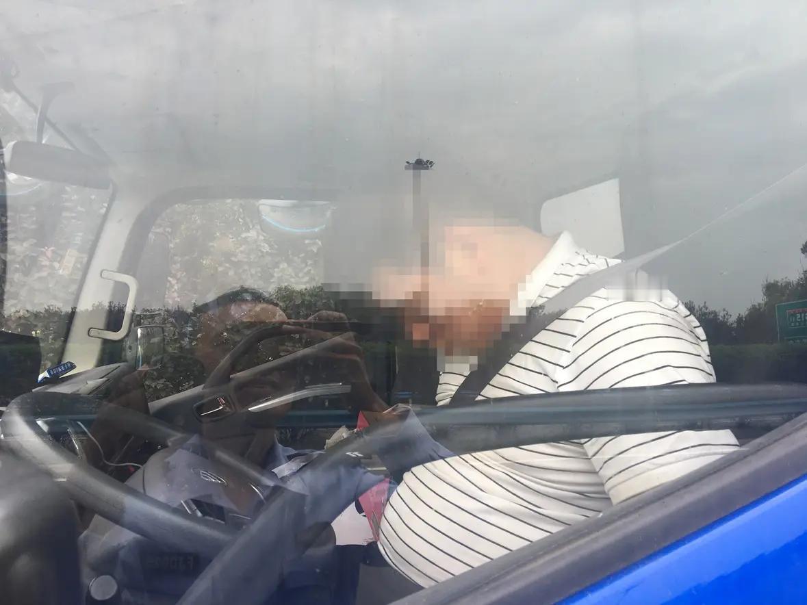 深夜高速堵车，司机在车里睡觉：这一幕，看哭无数打工人！
 
凌晨三点的高速，车流