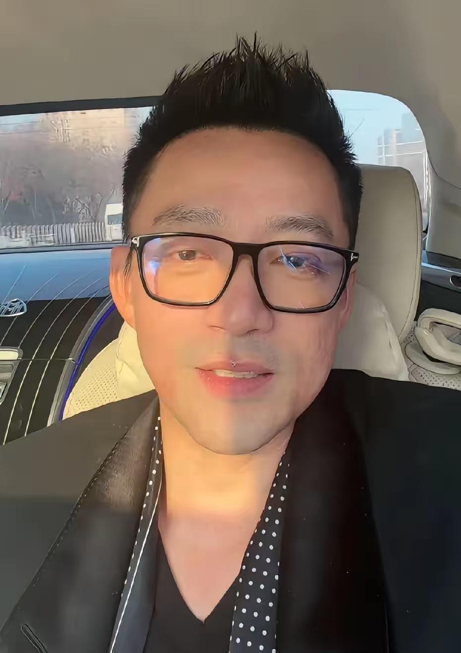 汪小菲又飞去台北了！

他在台北海滨公园散步直播，欢迎大家为麻六记多提宝贵意见。