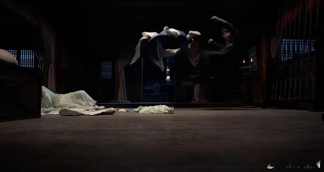 流水迢迢任嘉伦“唰”一下就飞进来了，帅到人根本看不清，网友辣评“刚飞进来那男的是