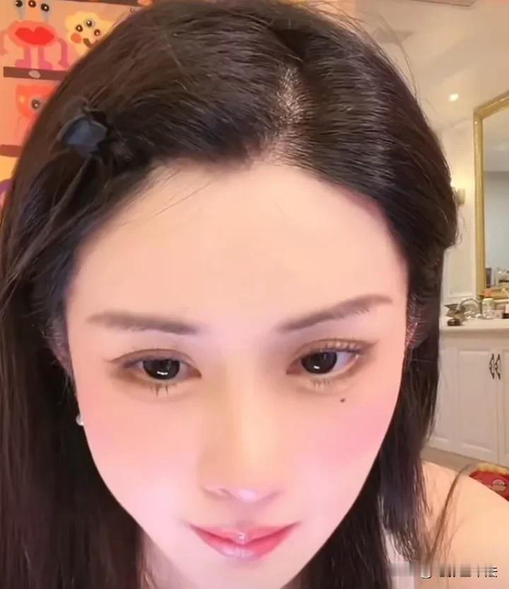 韦雪长的和张颖颖一模一样，但张颖颖就很不讨喜，原因就在于张颖颖空有美貌，却提供不