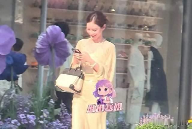 近日，八卦媒体放出一组马筱梅的街头跟拍照片