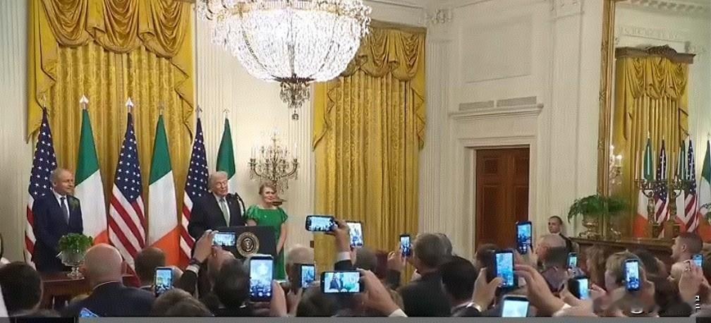 特朗普在与爱尔兰总理会晤后的记者会上表示，他想迷惑伊朗领导层：

“我们要处理的