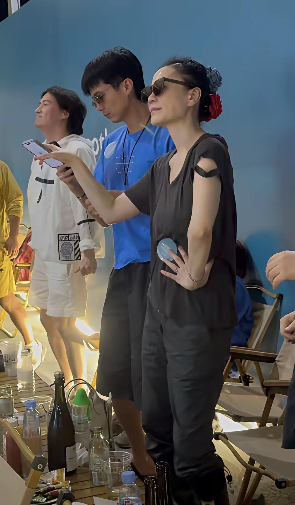 王菲现身阿那亚音乐节
给女儿窦靖童站台
你说男朋友和女儿谁重要
谢霆锋在太原开演