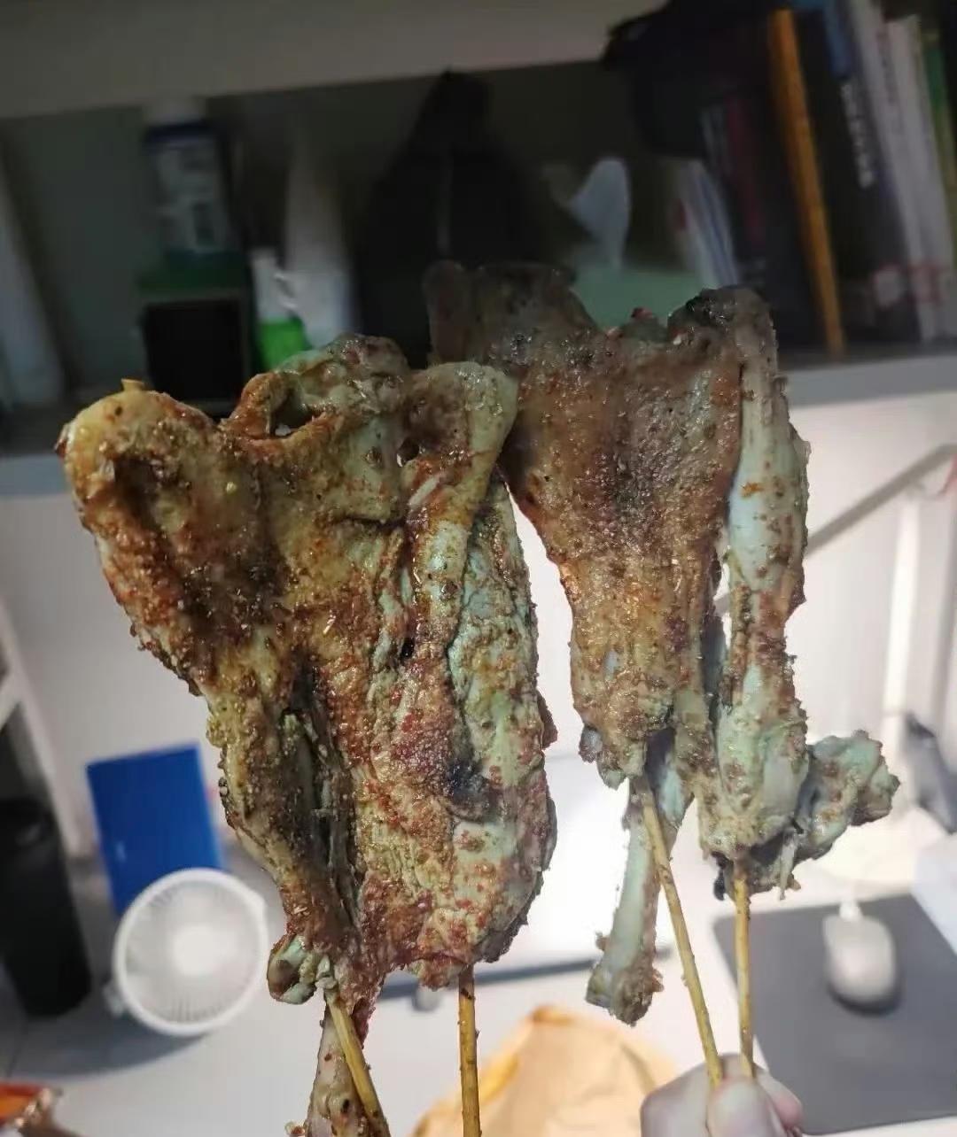 还是大学生们单纯善良
这都成青铜器了，
鹅腿阿姨儿子一句葱汁就打发了~
这明明是