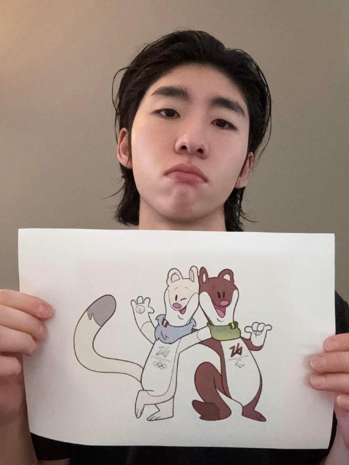 林孝埈在找冬奥会吉祥物好朋友米兰冬奥会倒计时100天将至，林孝埈通过社交平台发文