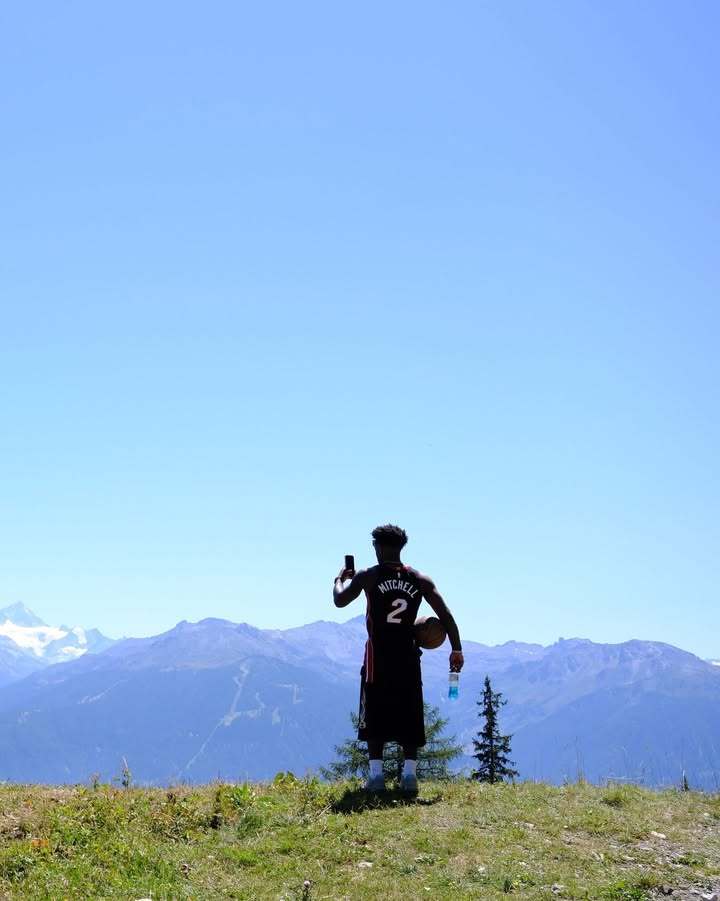瑞士山间出现热火身影，小米切尔把篮球带到了世界各地，走到哪里，都带着篮球和热爱迈