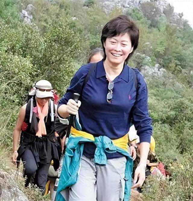 敬一丹离世：从夏至到白露，她从容走过了七十一年