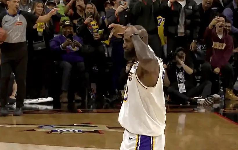 球迷对老詹的要求还是太高了，轮休一场被比作伦纳德。最后一攻传球（虽然助攻队友绝杀