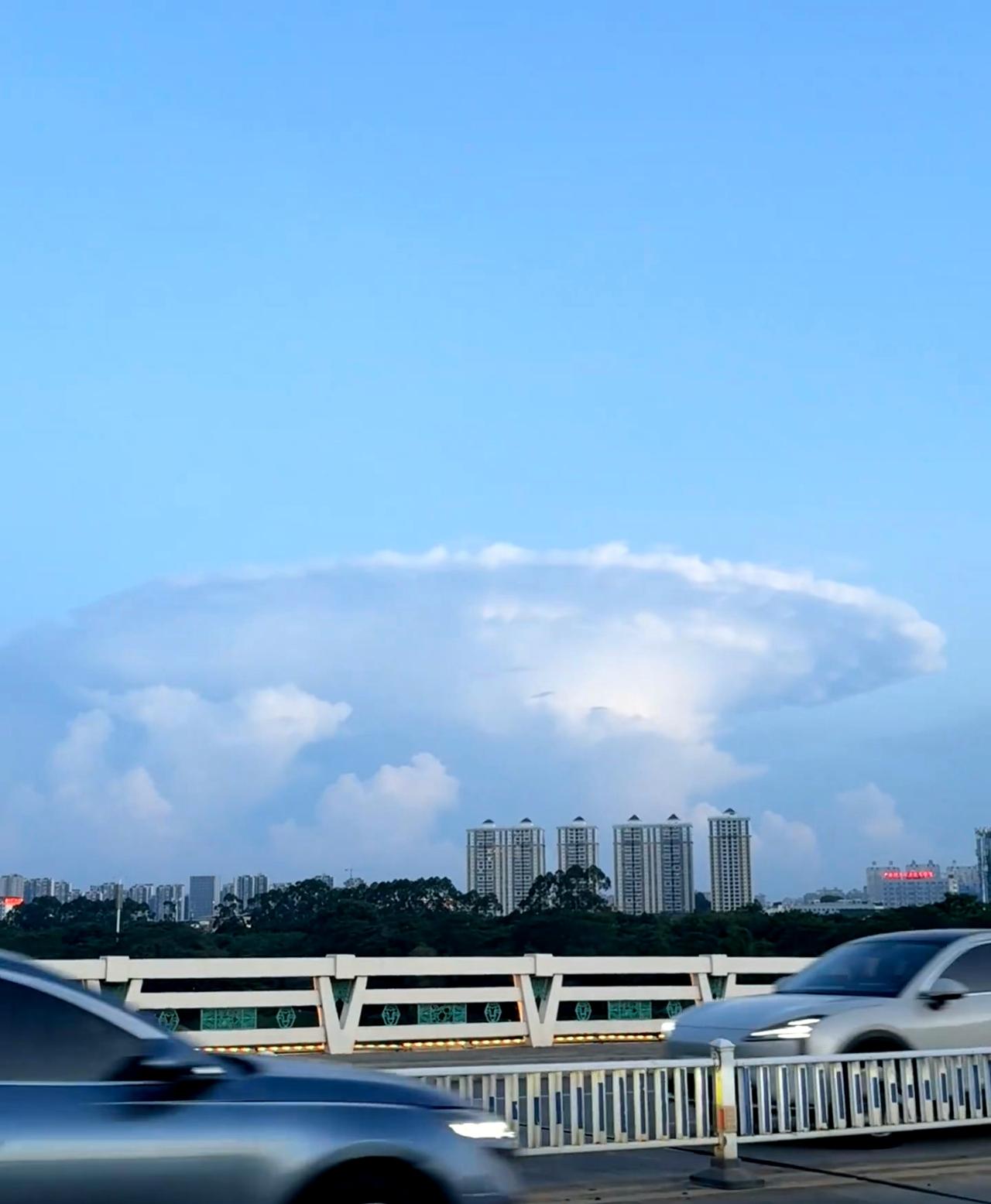 昨晚上南宁的天空这是发生啥了，显示4号来台风，今天阳光灿烂也是因为这个原因。可能