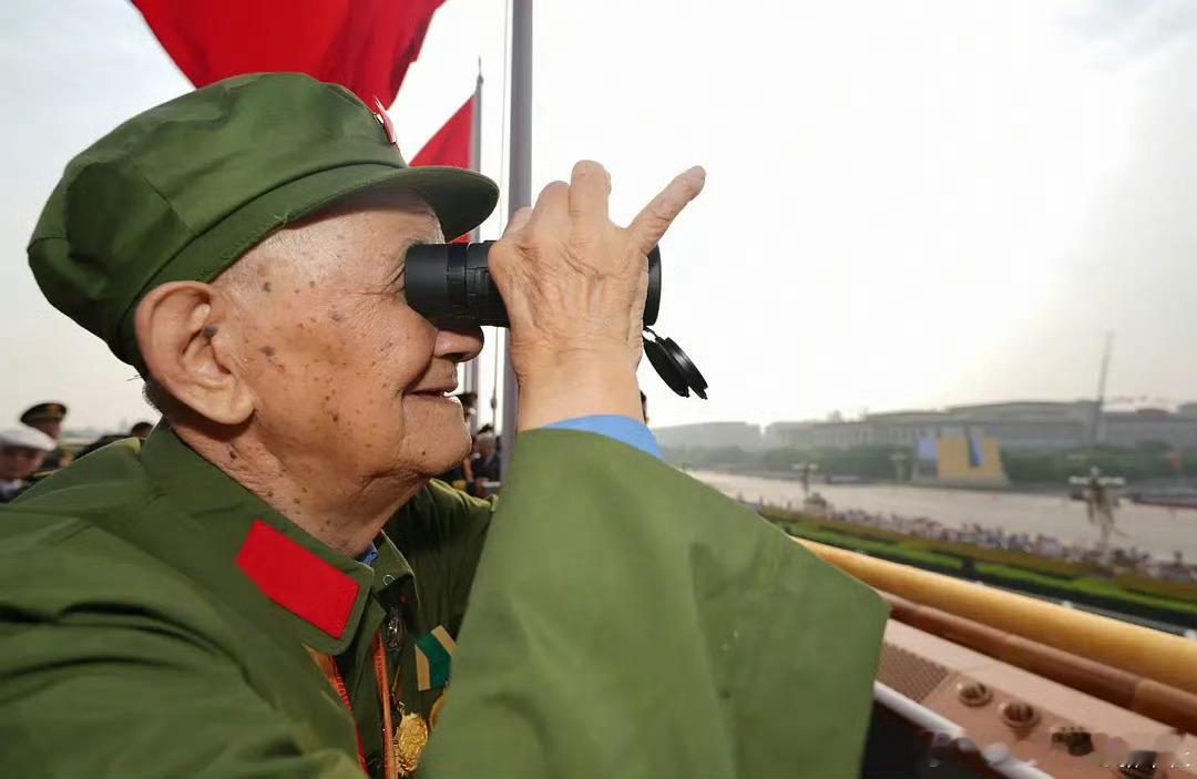 战士至死是热血少年[捂嘴哭][捂嘴哭][捂嘴哭]，我最喜欢这一张九三盛大阅兵阅兵