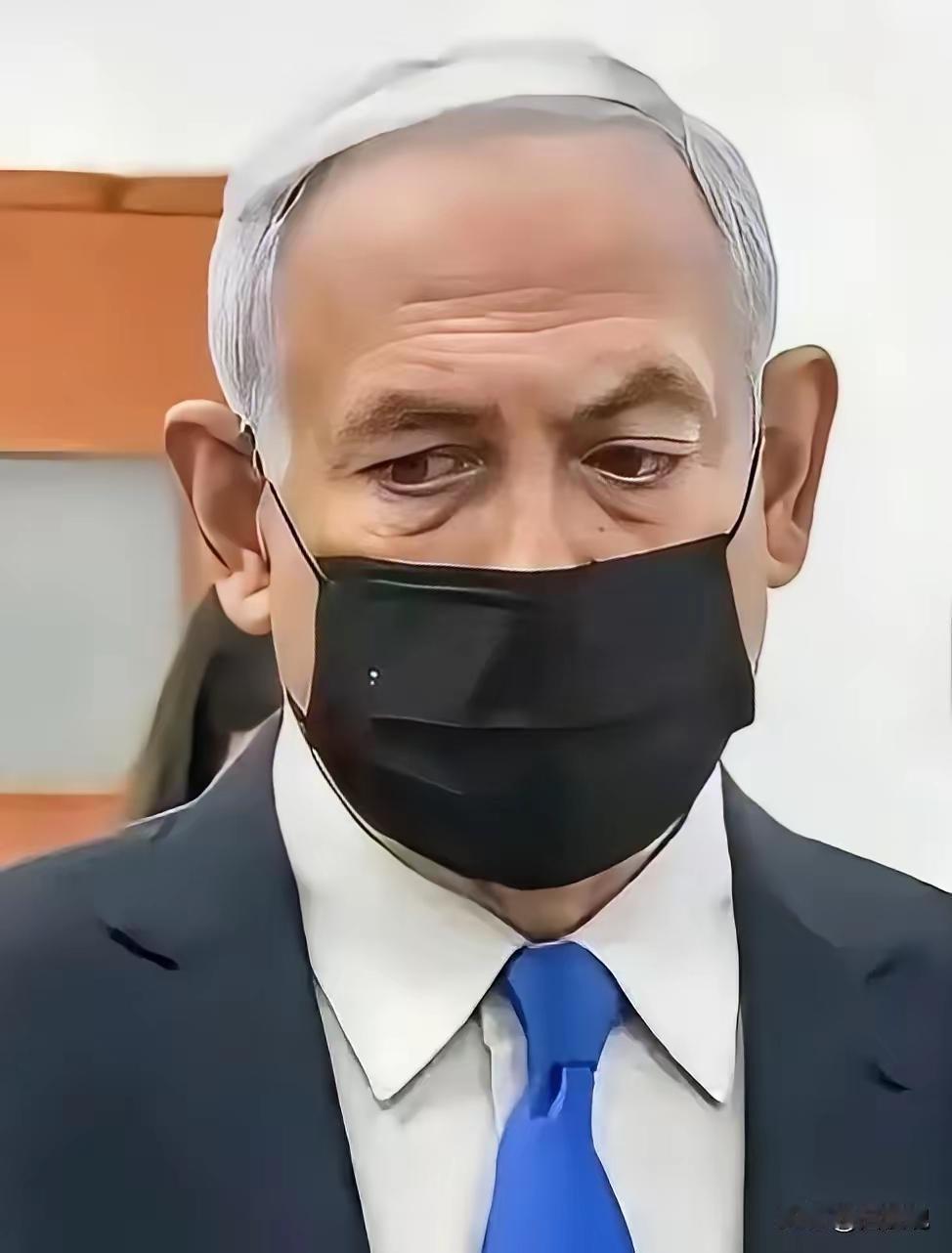 这一幕，终究还是落槌了。
内塔尼亚胡，这位在政坛翻云覆雨几十载的硬汉，今天成了以