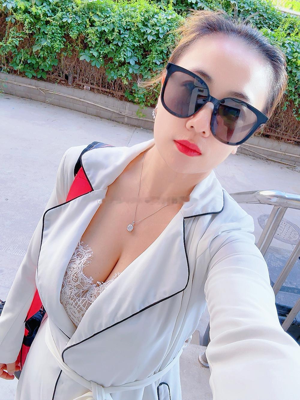 尽量不要让自己的活人感消失今天很早出发去买了1000ml的三立方美式咖啡，在车上
