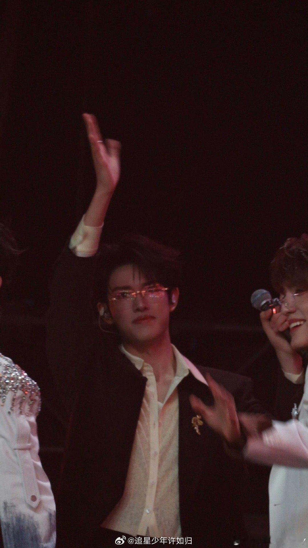 张极转音转强混转头声 张极这英文情歌唱得太高级了！转音处理得细腻精致，强混爆发得