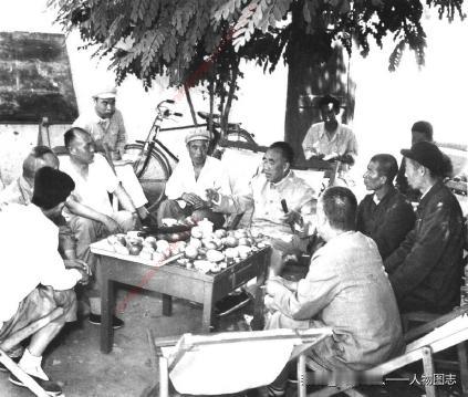 1958年7月8日，朱德视察兰州市郊雁滩蔬菜生产合作社。