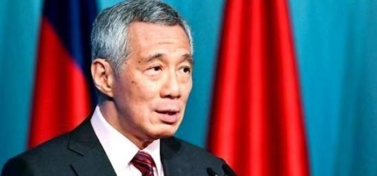 中美起冲突，新加坡挺美国。中日起冲突，新加坡挺日本。中菲起冲突，新加坡挺菲。中印