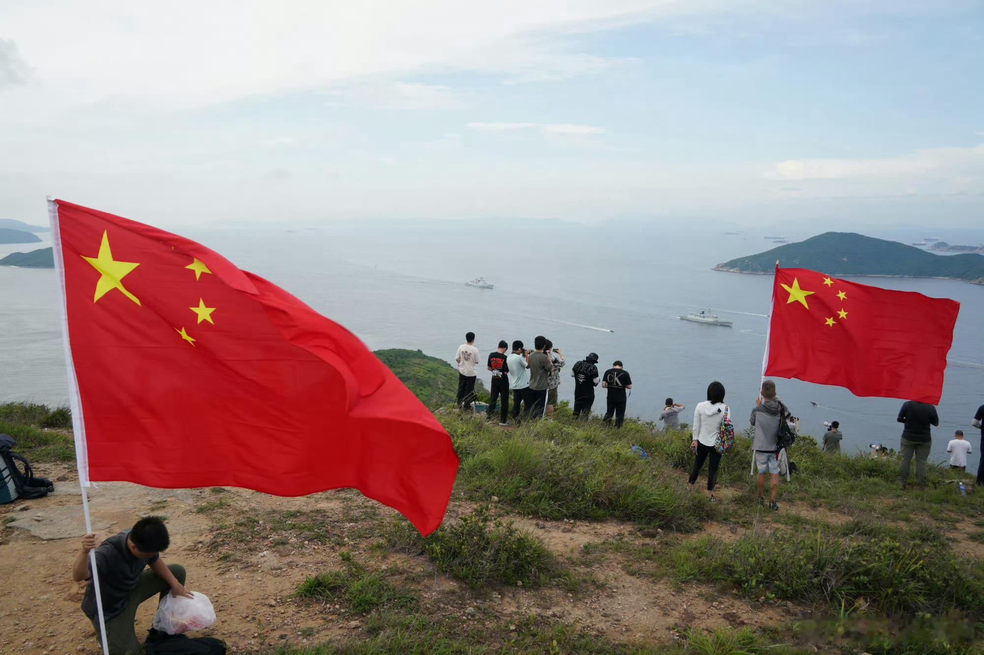 香港市民持五星红旗迎接山东舰航母编队！热点现场中国海军山东舰航母编队抵达香港 ​