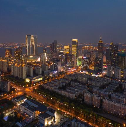 今天咱们聊聊江苏旅游职业学院。
可能很多考生和家长第一反应是——“旅游学院？学导