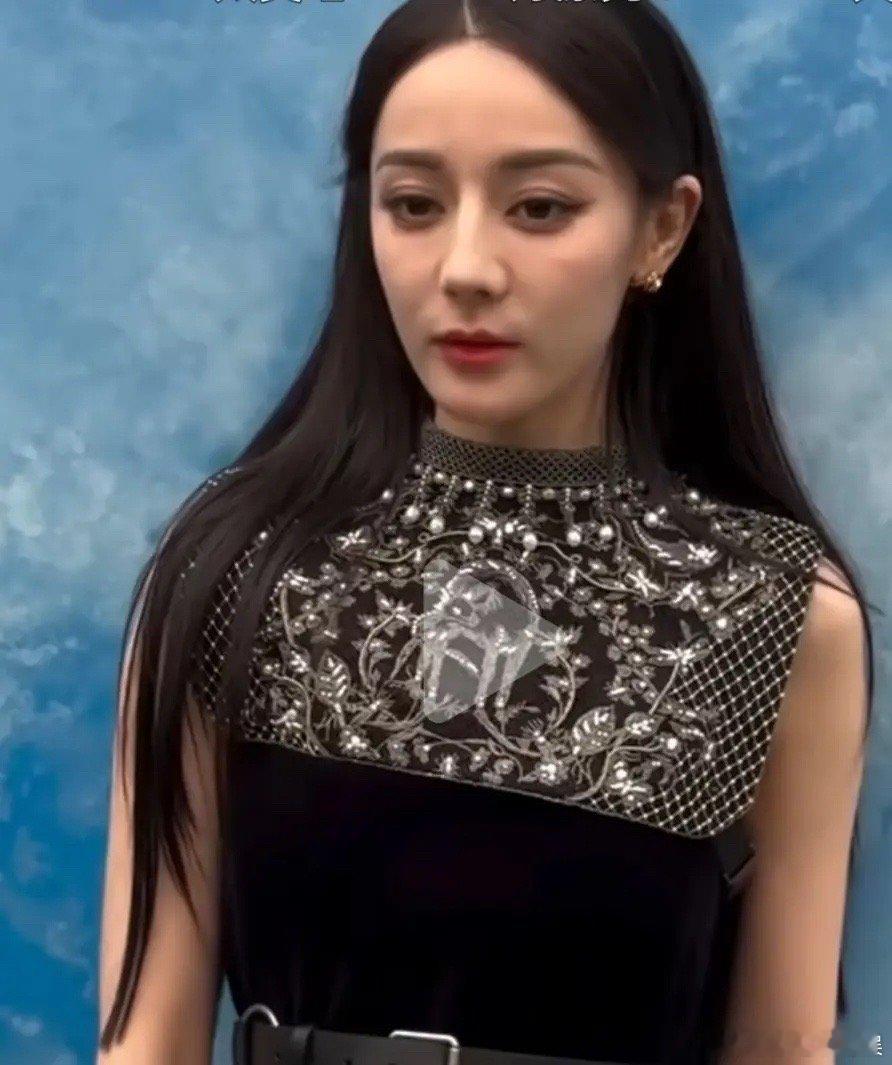 迪丽热巴才多大这苍老感就这么重了，精修看多了，也要多看看生图 ​​​