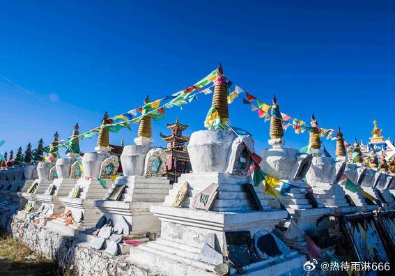 【瓦切塔林】瓦切塔林位于四川红原县瓦切乡，一千多平方米的经幡围绕着数百转经筒，成