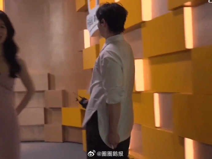 尤长靖把裤子唱破了 急得声音都带着点慌，摆手让镜头别跟过来，捂着屁股快步走的样子