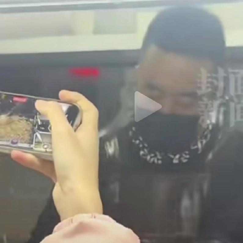 这就是爱的力量
这个视频很感人，充满了深情，充满理解，充满了爱。不由自主的让人想