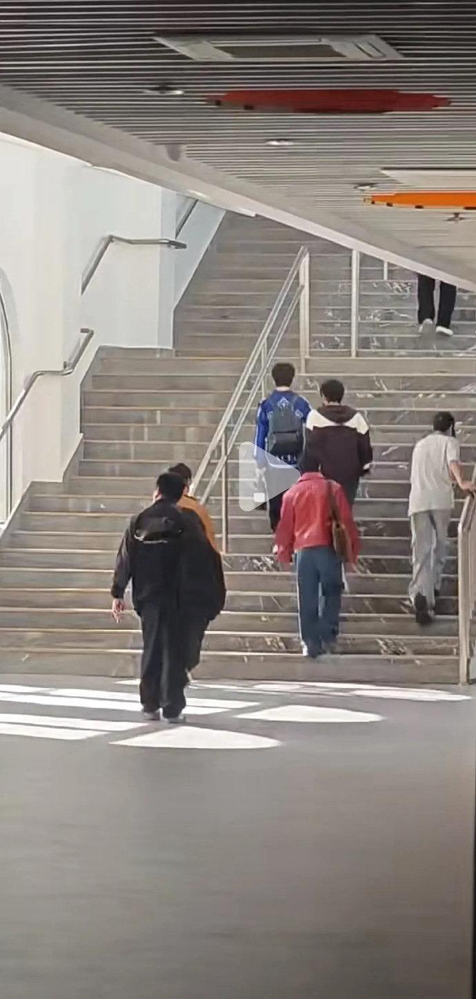 陈浚铭杨博文张桂源张函瑞到拍摄学校踩点了 