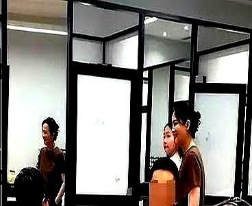 深夜三点车棚里的动静惊醒了保安老张，手电筒一照，辛柏青正跟自行车气门芯较劲，秋衣