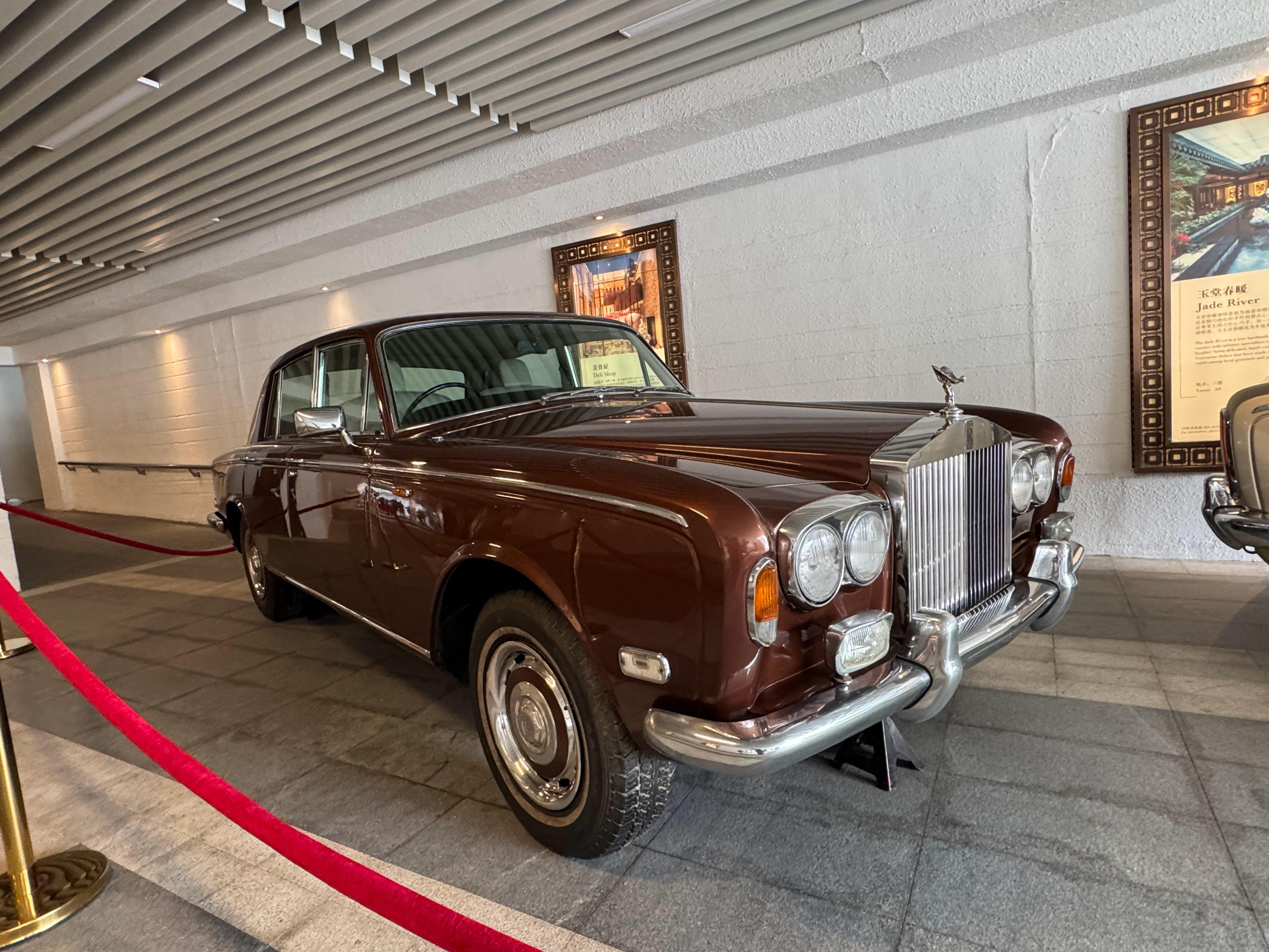 广州白天鹅宾馆的两台劳斯莱斯银影当年在1986年为迎接英国女王伊丽莎白二世访华，