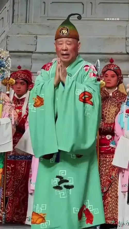 甲：你破坏一点，它破坏一点，你不在乎，他不在乎，久而久之，大众就麻木了，因为他们