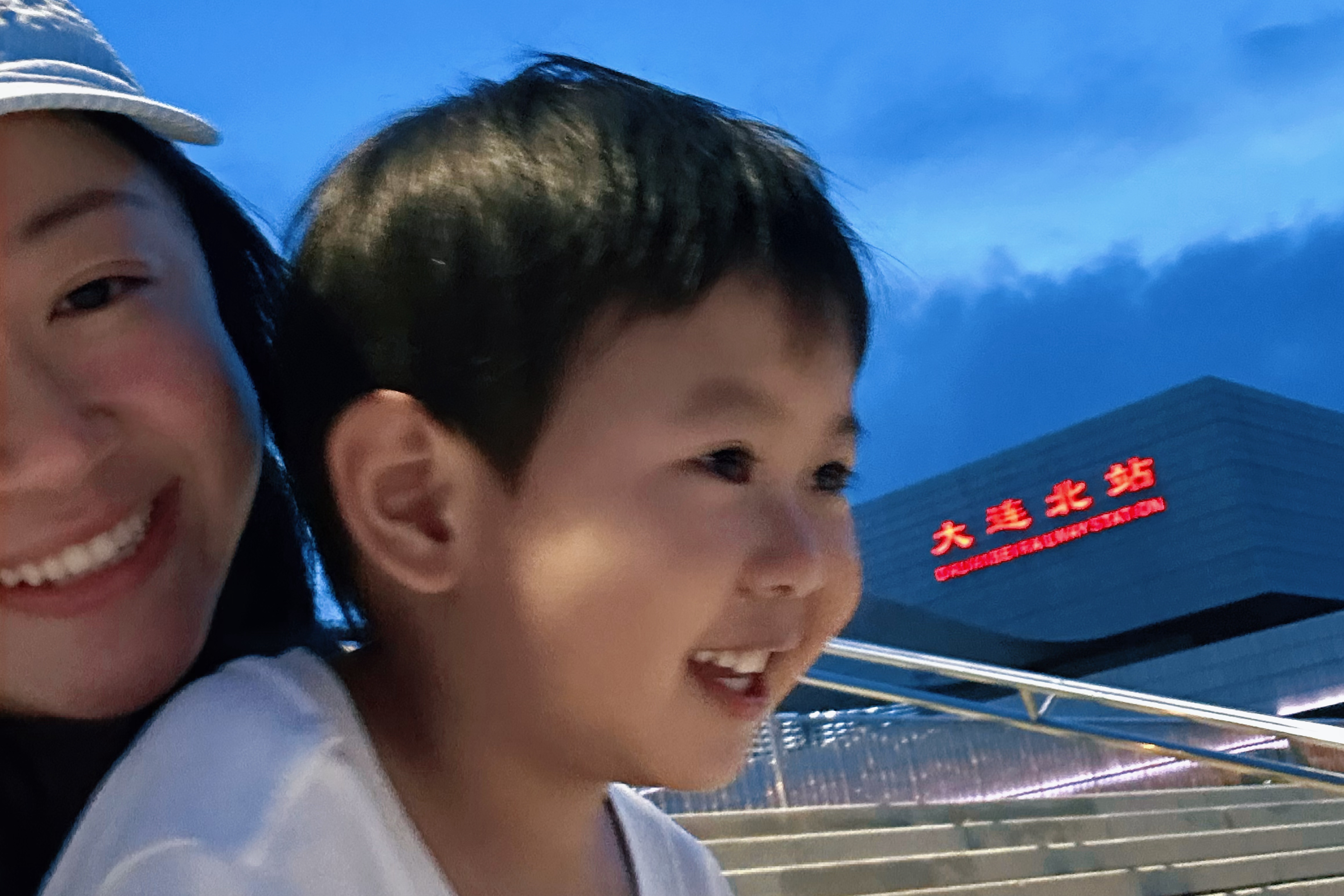 等红灯的蓝调时刻。虾高糕大连瞎搞搞