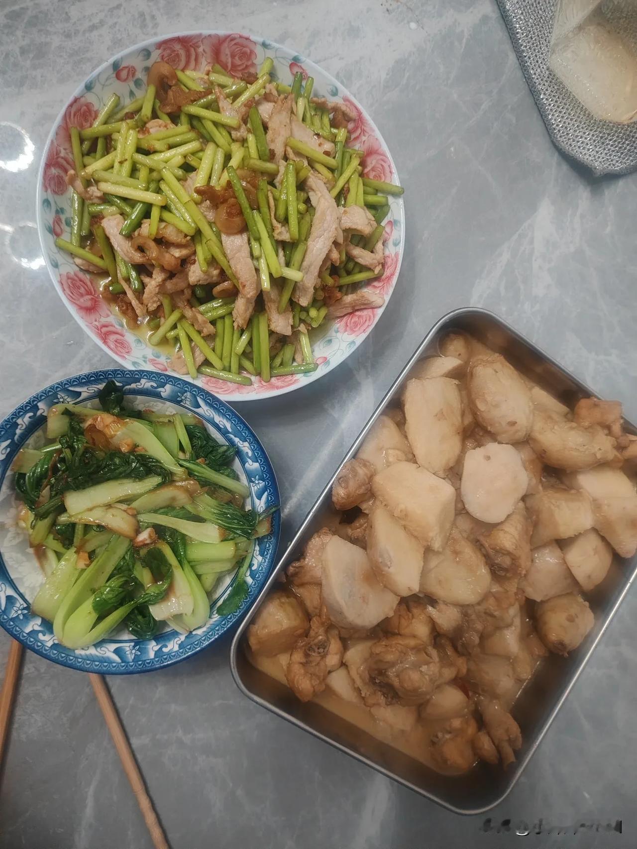 今天给他们加餐………
鸡翅根烧鸡腿🍗，肉丝炒蒜薹，炒青菜；昨天在打零工，没空做