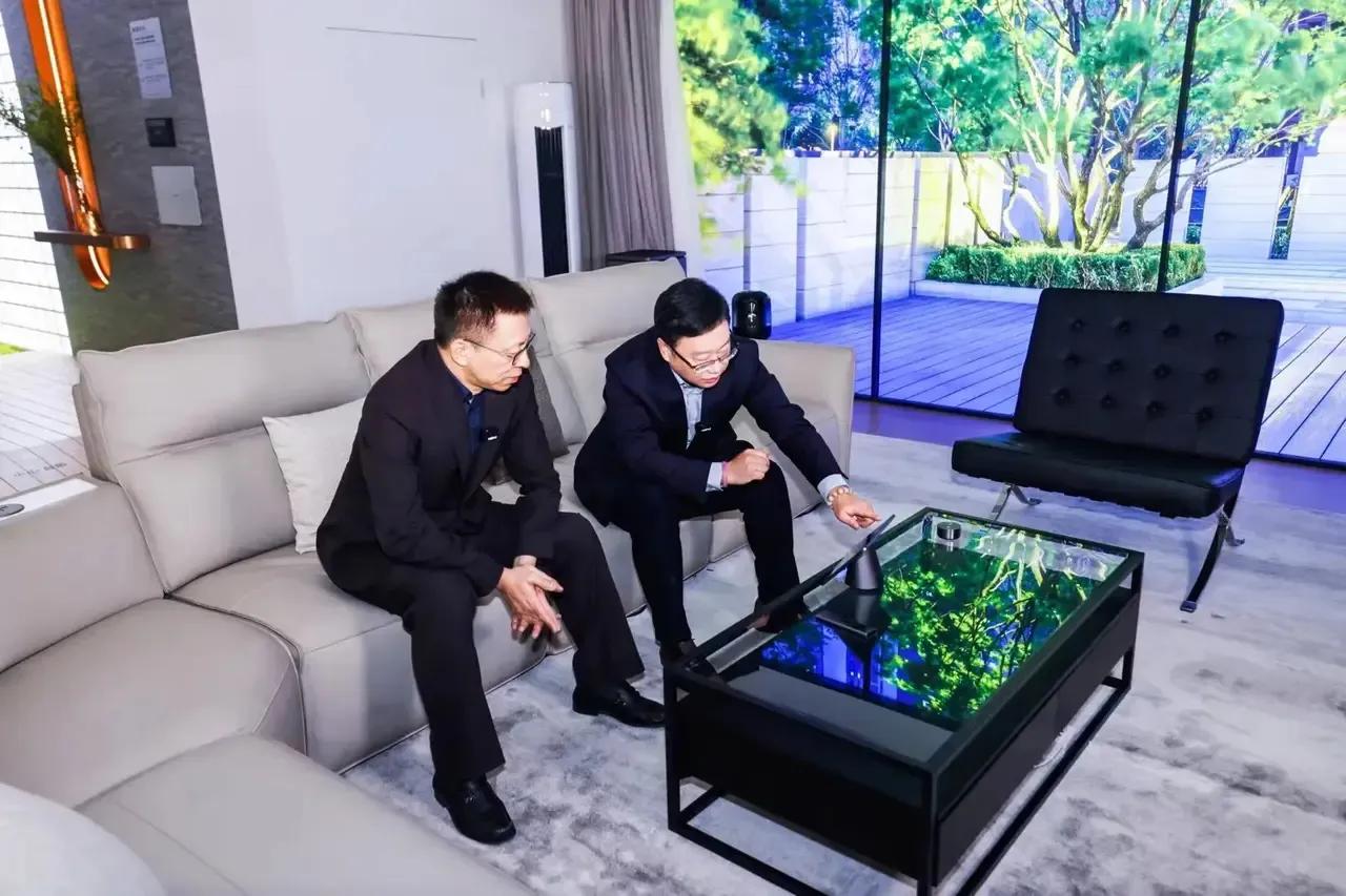 华为的新玩意儿——75英寸的“巨幕手机”智慧屏V5系列，在AWE2024展会上大