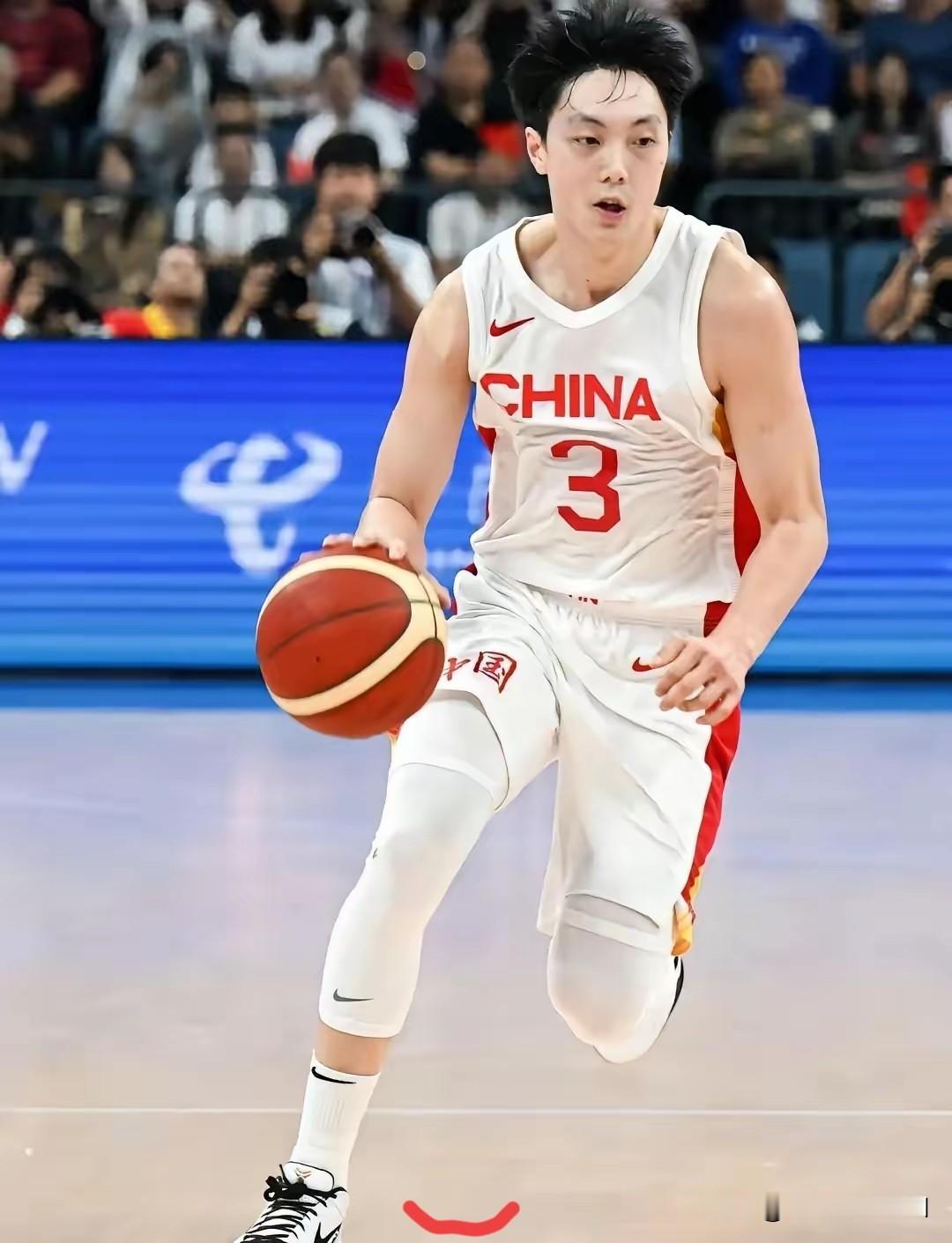 三人该退出男篮国家队吗？
 
男篮多场国际赛事暴露明显问题，三位球员的表现引发广