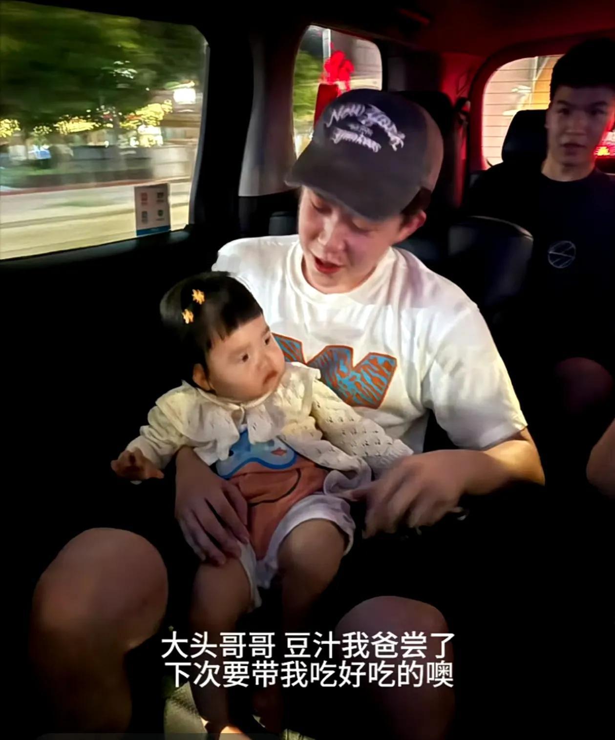 大圣老婆分享了带着女儿来北京观看中国大满贯的Vlog，
视频最后分享了一张王楚钦