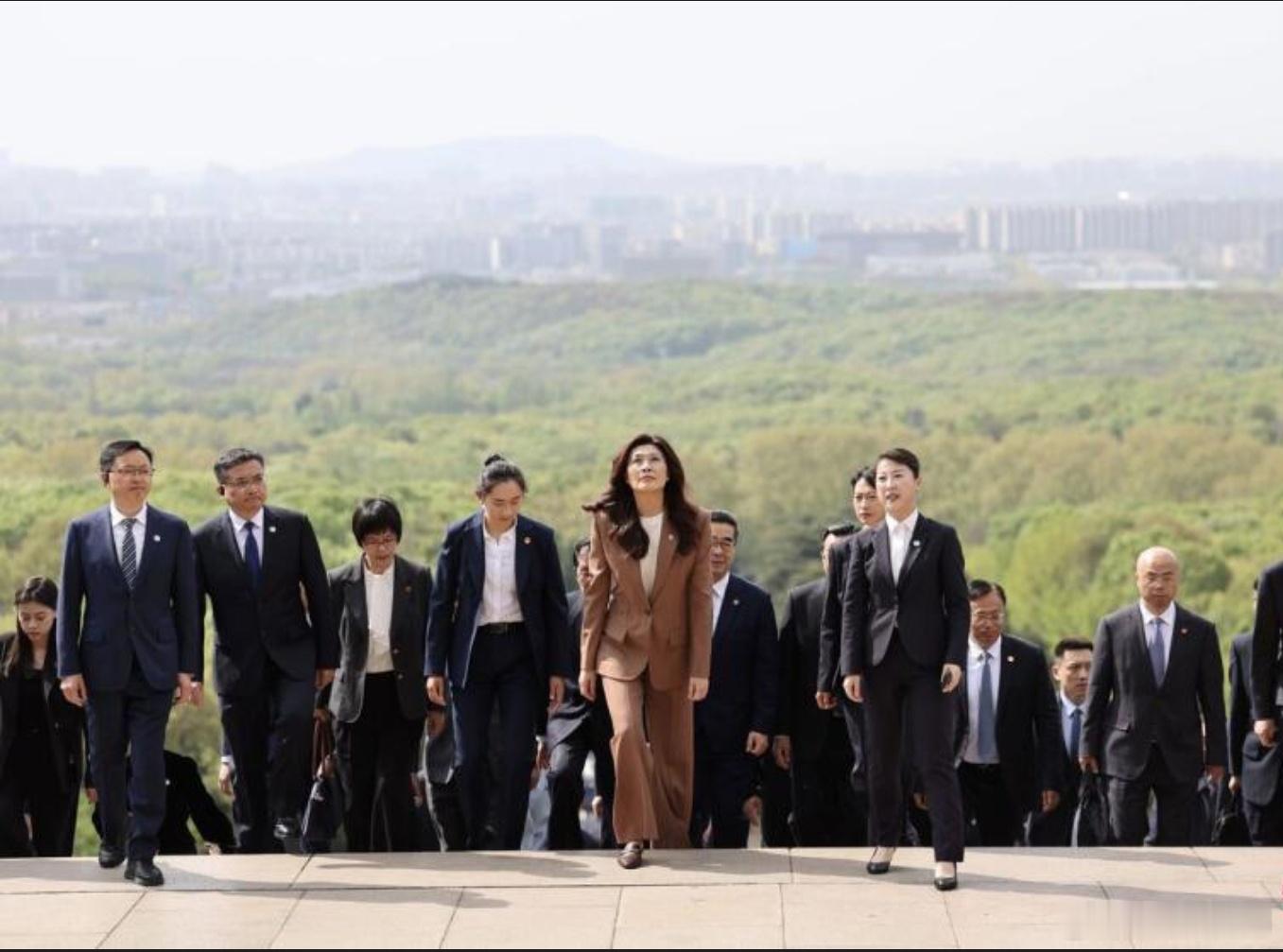 国民党因阻挡台当局8000亿军购案，面临美国和绿营施压。郑丽文回应说，如果党内同