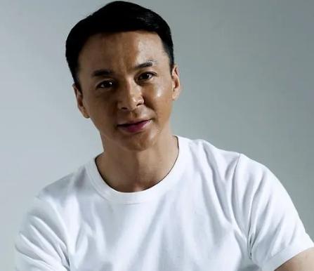 石文中说，我是1968年的，张嘉译1970年的，就差两岁。外人看，好像是我们后来