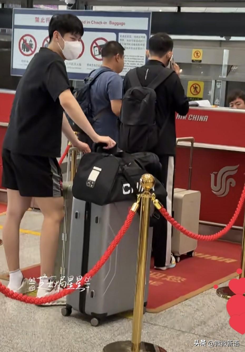 国乒一大早就出发日本了。
昨天晚上在雄安打完比赛，国乒就赶回北京，今天一大早温瑞