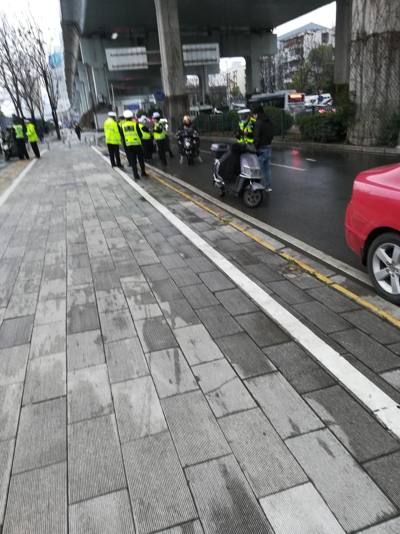 武汉硚口区长丰大道高架桥下交警查车。
今天早上7：30分左右，我刚从地铁7号线常