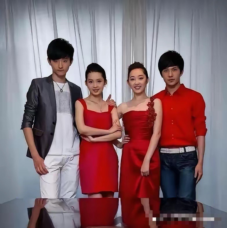 谁曾想到——当年这四个乳臭未干的小孩，现在已成红透半边天的大明星了…… 